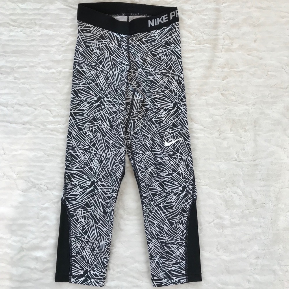 XS Nike Pro B&W Capri Workout Pants